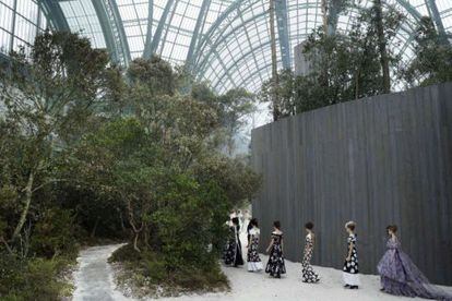 Para presentar la colección de alta costura de primavera/verano 2013 de Chanel, el diseñador Karl Lagerfeld pidió un bosque.