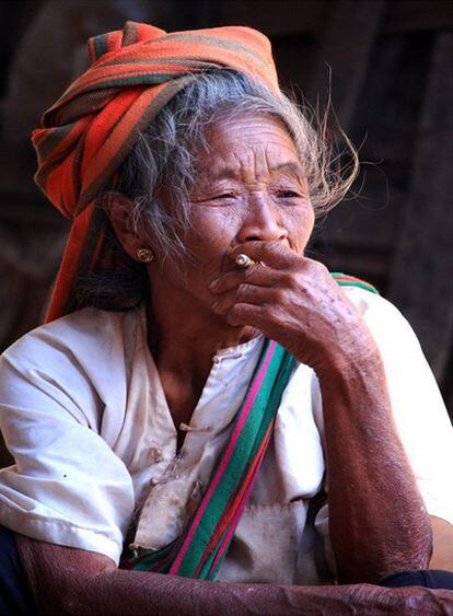 Una mujer Shan fumando, Myanmar