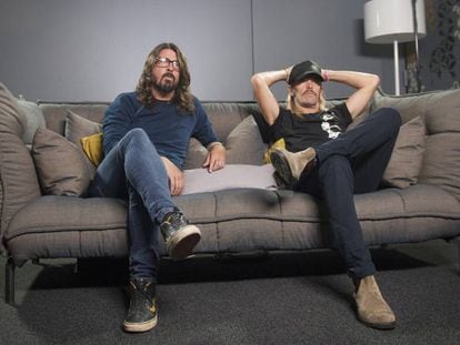 El guitarrista Dave Grohl (izquierda) y el batería Taylor Hawkins, del grupo Foo Fighters, ayer en su hotel en Barcelona.