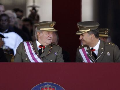 El Rey Juan Carlos conversa con el Pr&iacute;ncipe de Asturias en el Monasterio de San Lorenzo de El Escorial (Madrid).