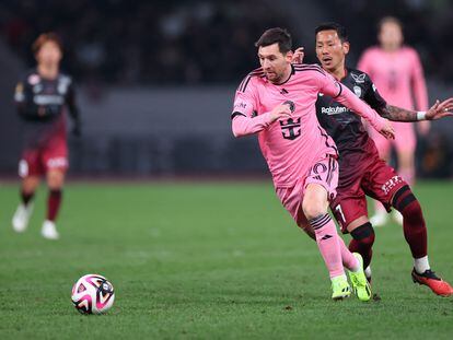 Lionel Messi, del Inter de Miami, esquiva a un jugador del Vissel Kobe japonés durante la segunda mitad del partido de pretemporada en el Estadio Nacional de Japón, en Tokio, el miércoles.