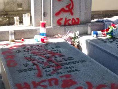 Las visitas a la sepultura del croata Pavelic son continuas, explican en el cementerio. Estas pintadas aparecieron hace más de una semana.