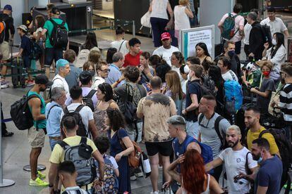 A group of passengers, at Atocha station after the suspension of the Madrid-Barcelona AVE line.