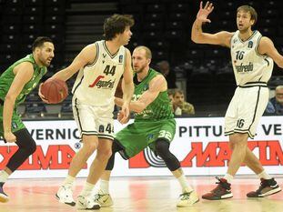 Teodosic maneja el balón en el partido a puerta cerrada entre la Virtus y el Darussafaka