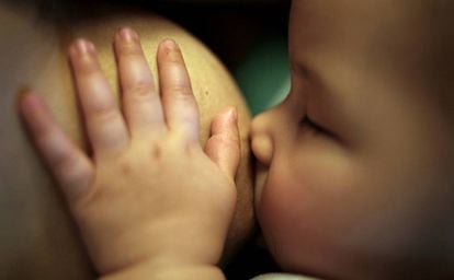 Un nadó pren pit de la mare.