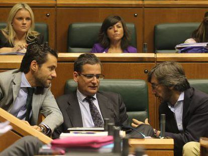 Borja S&eacute;mper, a la izquierda, y Antonio Basagoiti escuchan a I&ntilde;aki Oyarz&aacute;bal, ayer en el Parlamento de Vitoria. 