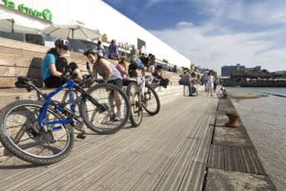 Un grupo de ciclistas descansando en el paseo marítimo de Tel Aviv (Israel).