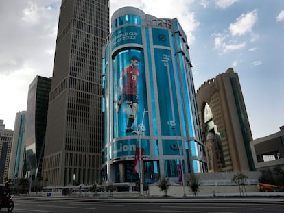 Un edificio con la imagen gigante del jugador de la selección española Pedri en el centro de Doha, en Qatar.