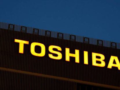 Logo de Toshiba en un edificio de Kawasaki