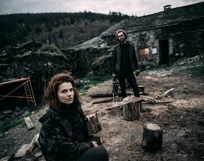 Alona y Alberto en el patio de su casa, en un remoto rincón de Galicia.