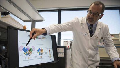 Rafael Delgado, jefe del Servicio de Microbiología del Hospital 12 de Octubre, en 2018, explicando el mecanismo para desarrollar una vacuna contra el ébola.