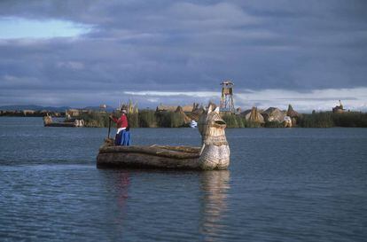 Las balsas de caña tradicionales todavía surcan las aguas del lago Titicaca, en los alrededores de las islas flotantes de los Uro, en la bahía de Puno (Perú).