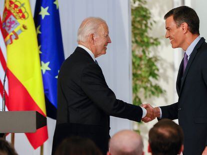 El presidente de Estados Unidos, Joe Biden, y el presidente del gobierno de España Pedro Sánchez, durante la rueda de prensa celebrada en el Palacio de la Moncloa en Madrid, en la que se celebró la cumbre de la OTAN hace un año.