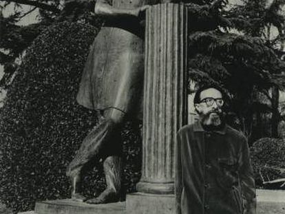 Zúñiga, junto a la estatua de Pushkin en el parque de la Fuente del Berro de Madrid.