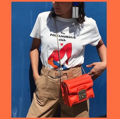 Las camisetas con mensaje son siempre una buena idea. Mensajes positivos, de amor o feministas siempre quedan bien con unos maxi-pendientes y un bolso de color.

 