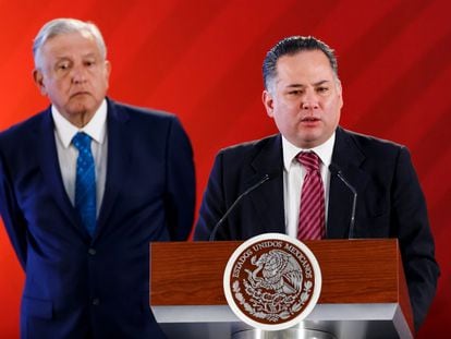 Santiago Nieto (derecha) y Andrés Manuel López Obrador, durante una conferencia de prensa en el Palacio Nacional, en Ciudad de México, el 21 de febrero de 2019.