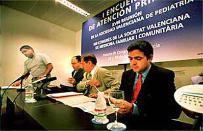 Ramón Pacheco (a la izquierda), junto al resto de ponentes en la presentación del Encuentro de Atención Primaria de la Comunidad.