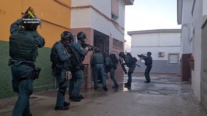 Agentes desplegados el pasado de 2 de diciembre en la operación Pólvora de la Guardia Civil, en la que hay 40 detenidos entre Cádiz y Málaga.