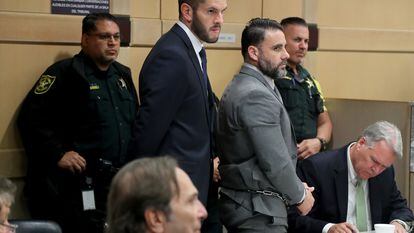 Pablo Ibar, esposado, durante una de las sesiones del tercer juicio recogidas en el documental. De pie, a su lado, el abogado Joe Nascimento.