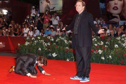 El actor Emile Hirsch se postra ante William Friedkin, ayer en Venecia.