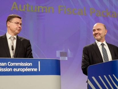 El vicepresidente Valdis Dombrovskis y el comisario Pierre Moscovici.