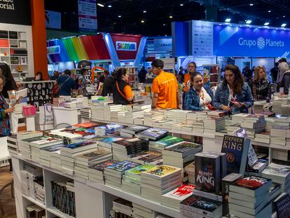 Los asistentes exploran los puestos durante la 47 Feria Internacional del Libro de Buenos Aires, en el Centro de Exposiciones y Congresos La Rural, el 25 de abril de 2023.