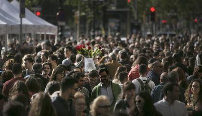 Rambla de Catalunya, una de las calles m&aacute;s saturadas en la Diada de Sant Jordi.