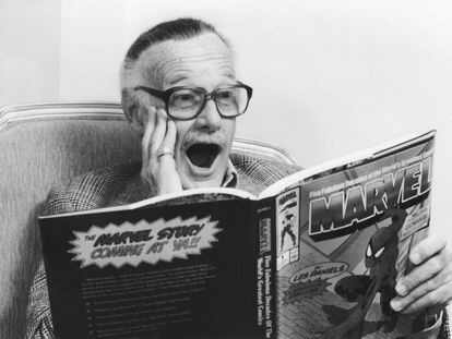 El creador de comics Stan Lee, posaba en octubre de 1991, con un comic de Marvel para celebrar el 50 aniversario del sello.