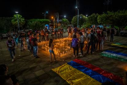 Personas reunidas en una plaza de Puerto Libertador para el homenaje a Rafael Moreno, el 26 de octubre de 2022.