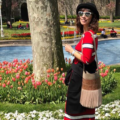 La actriz Maribel Verdú pasea con uno de los modelos de bolso de Gloriaca. | Imagen cedida por Gloriaca