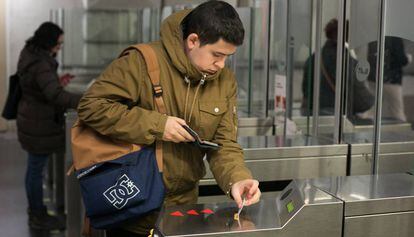 Un usuari del metro a l'estació de plaça Espanya.