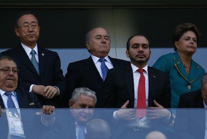 El Secretario General de las Naciones Unidas, Ban Ki-moon (I) el presidente de la FIFA Joseph Blatter y la president de Brasil, Dilma Rousseff en el partido.