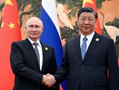 El presidente ruso, Vladimir Putin, da la mano al presidente chino, Xi Jinping, durante el encuentro de la Nueva Ruta de la seda en Pekín