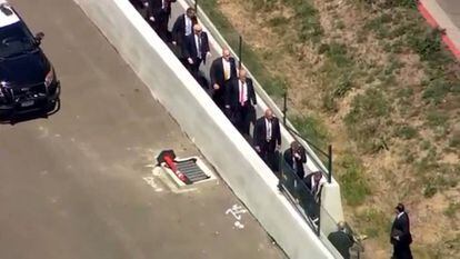El servicio secreto conduce a Trump al hotel por un terraplén.