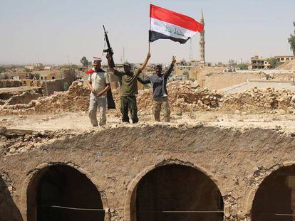 Milicianos iraqu&iacute;es celebran su victoria en la ciudadela otomana de Tel Afar, este domingo.