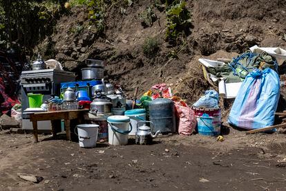 Utensilios de cocina que han logrado recuperar tras el seísmo en el campamento de de Amndar. Las mujeres cocinan para todo el pueblo. 