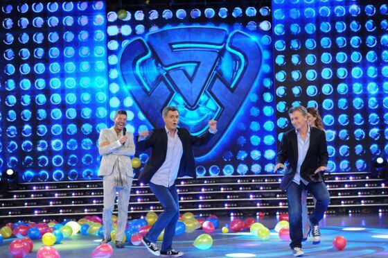 Mauricio Macri (derecha) baila con su imitador durante el programa transmitido la noche del lunes en Argentina.