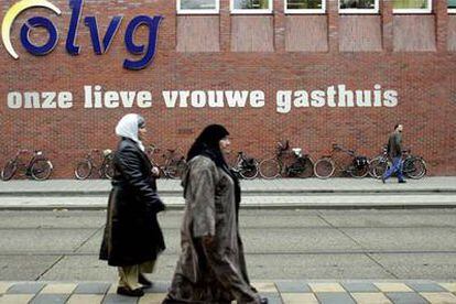 Dos mujeres pasan delante del hospital de Amsterdam en el que se recupera el presunto asesino de Van Gogh.