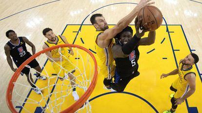 Bogut intenta ponerle un tapón a Harrel en el Warriors-Clippers.