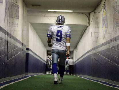 Romo camina en uno de los túneles del estadio de Texas