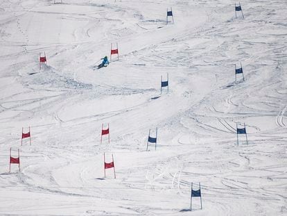 Una esquiadora sortea puertas en un eslalon gigante en Baqueira-Beret.