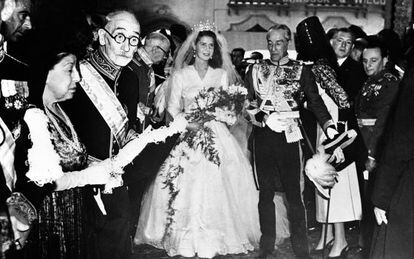 El matrimonio de Cayetana Fitz-James Stuart en Sevilla, en 1947.