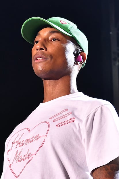 Pharrell Williams - 45 años

El cantante y productor es todo un icono de moda gracias a su exuberante personalidad y creatividad. Su mayor hazaña, conseguir que el sombrero XXL sea un accesorio sexy, le hace merecedor de una reseña en nuestra lista.