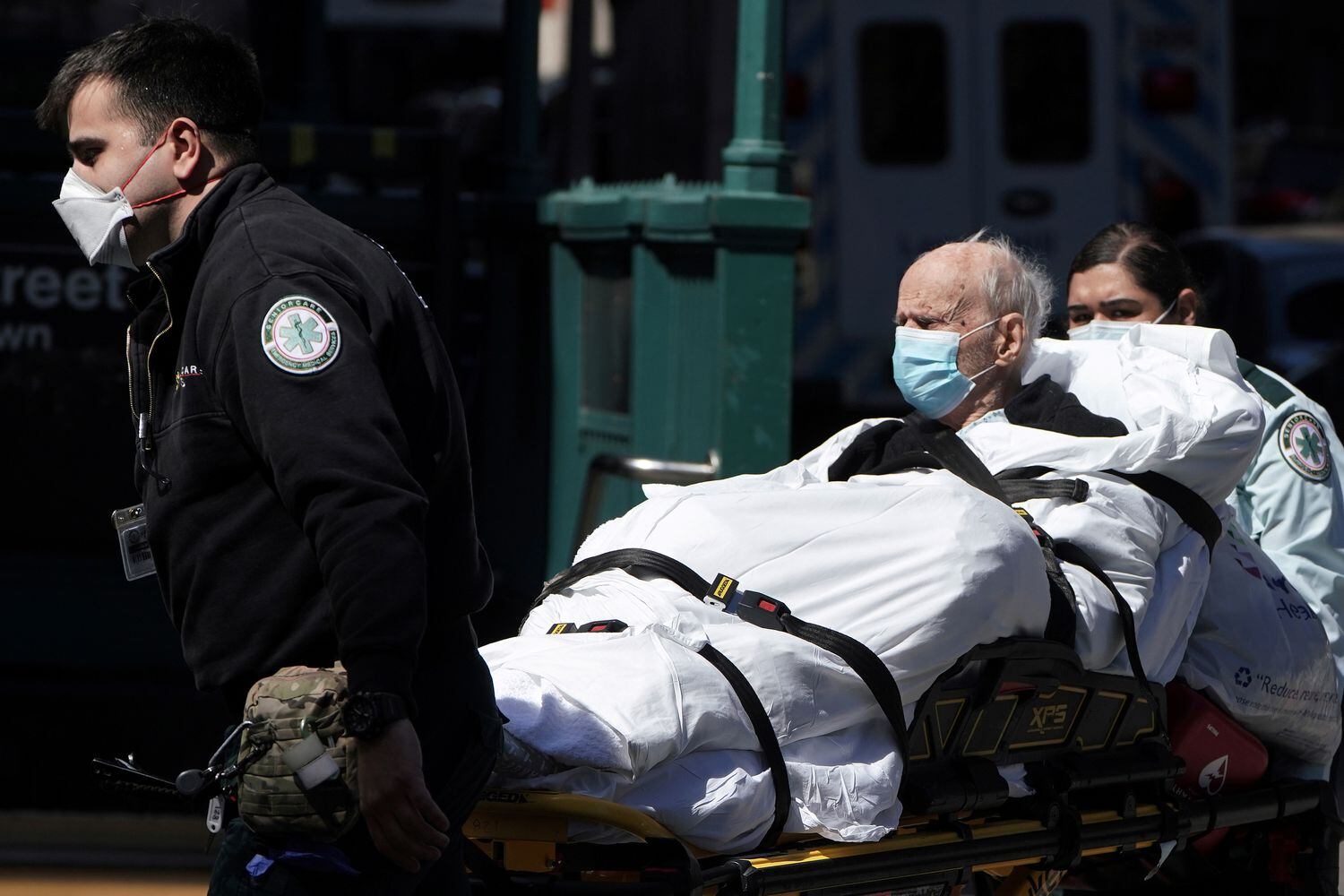 Un hombre contagiado con coronavirus es trasladado al hospital en Nueva York.