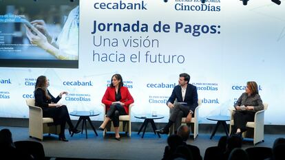 De izquierda a derecha, Nuria Mohedas. Directora de Pagos y Banca Digital de Cecabank, Paloma Real. Directora general de Mastercard España, Eduardo Prieto. VISA Country Manager y Sara Villanueva. Country Manager en Discover Financial Services.