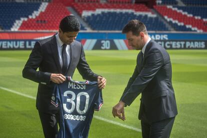 Lionel Messi y el presidente del PSG, Nasser Al-Khelaifi, posan con la camiseta que vestirá el delantero rosarino en su nuevo equipo, este miércoles en el estadio Parc des Princes. El jugador aseguró este miércoles que todavía tenía el 'sueño de ganar otra Champions', torneo que ha conquistado en cuatro ocasiones con el FC Barcelona. El vínculo del PSG con Messi comenzó a gestarse hace una década con el desembarco en su capital de un fondo catarí. La presidencia de Nasser Al-Khelaifi dio dimensión mundial a un joven club fundado en 1970, fruto de la fusión entre el París FC y el Stade Sangermanois.