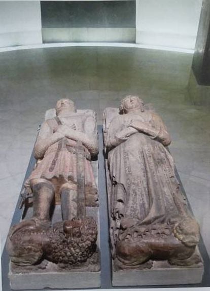Las dos esculturas yacentes en la salas del museo alemán.