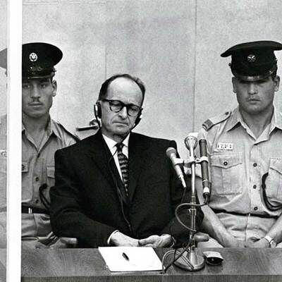 Adolf Eichmann, detrás de un cristal a prueba de balas y flanqueado por dos policías israelíes, durante su juicio en un tribunal de Jerusalén en 1962.