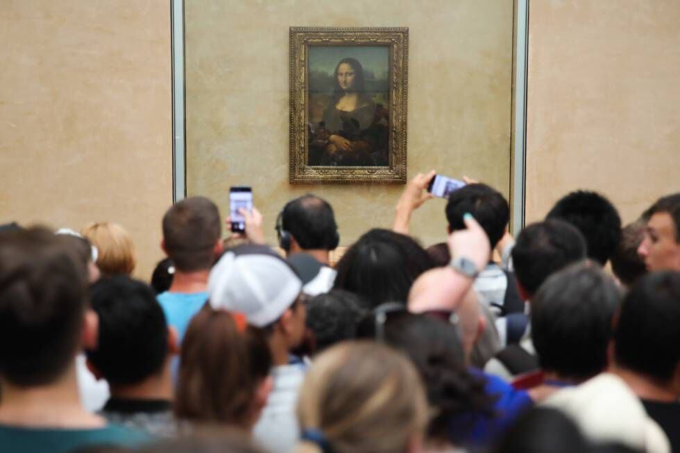 Visitantes del Louvre fotografían ‘La Gioconda’.