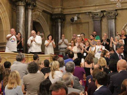 Los promotores de la ILP en el Parlament, tras la aprobación de la ley.